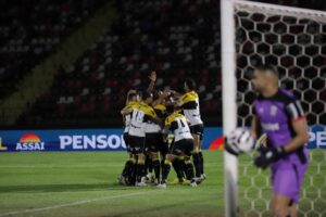 Criciúma vence fora de casa e se aproxima do G4