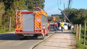 Carro bate em poste e assusta com fumaça na Capital