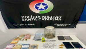 Polícia apreende drogas e objetos em operação