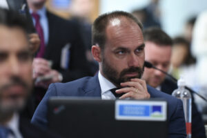 Eduardo Bolsonaro nega possível renúncia