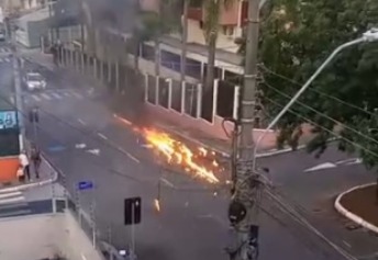 Fogo atinge fiação de internet em São José