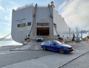 Porto de Itajaí recebe 777 veículos da BMW