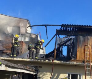 Incêndio destrói casa de dois andares em Palhoça
