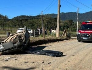 Jovem morre após capotar carro em área rural em SC