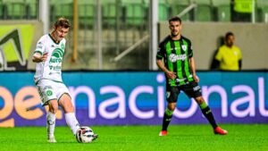 Chapecoense vence e encosta no G-4 da Série B