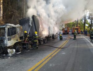 Incêndio em carreta bloqueou BR-282 em Águas Mornas