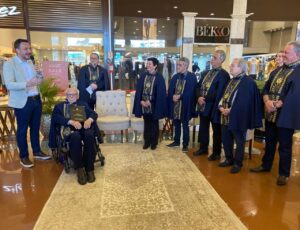 Escritor de 103 anos é homenageado em Tubarão