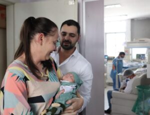 Bebê prematuro tem alta após nascer com 895g em Itajaí