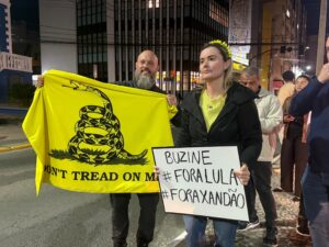 Júlia Zanatta lidera protesto em Tubarão