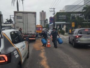 Óleo na pista causa acidentes e paralisa trânsito