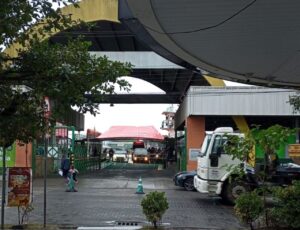 Falha em rampa paralisa balsa entre Navegantes e Itajaí