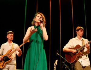 Show une música cristã e ritmos brasileiros em BC