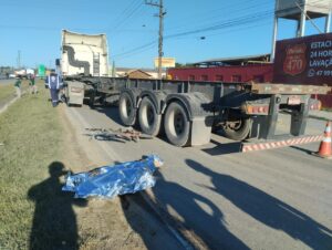 Ciclista morre atropelado por carreta em Navegantes