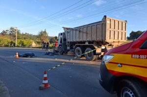 Mãe e filho morrem em colisão entre moto e caminhão