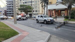 Acidente provoca queda de poste no Centro de Criciúma