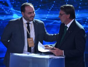 Bolsonaro insiste em  Carlos para o Senado por SC