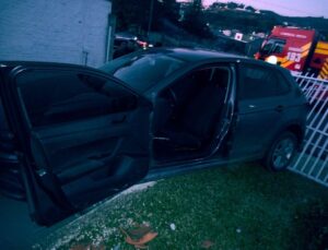 Homem morre prensado por próprio carro em SC