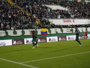 Chapecoense vence e se mantém no G-4 da Série B