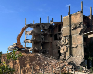 Prédio abandonado em Jaguaruna é demolido