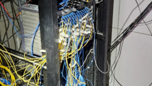 Fiscalização apreende modens e fios ilegais na Capital