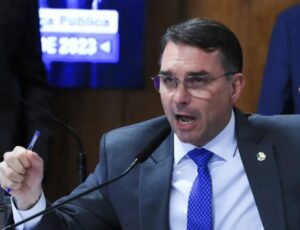 Flávio Bolsonaro pede impeachment de Moraes