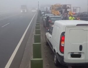 Neblina provoca engavetamento com 13 veículos em Sangão