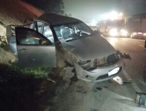 Jovem morre em capotamento e outros dois fogem em SC