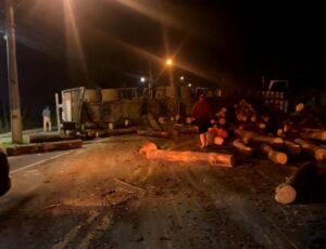 Carreta tomba e interdita BR-470 em Apiúna
