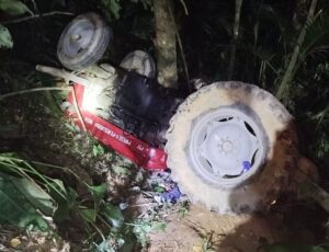 Idoso é resgatado após trator cair em ribanceira em SC