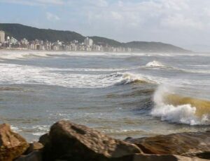 Alerta de alagamentos e ventos em SC segue até terça