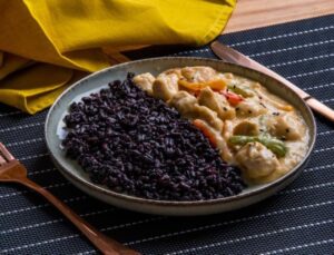 Arroz negro ganha espaço no prato e na saúde