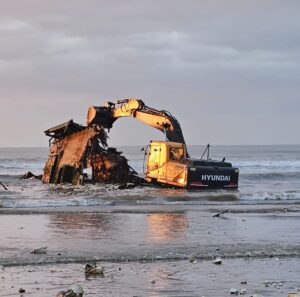 Embarcação encalhada é retirada de praia em Navegantes