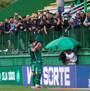 Chapecoense vence CRB e segue no G4 da Série B