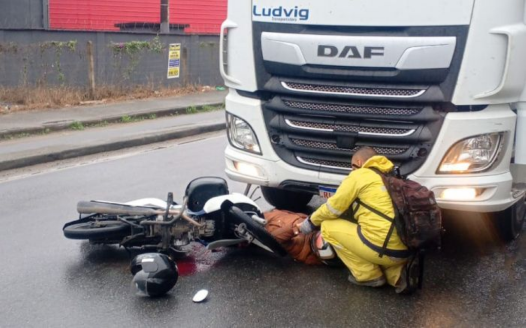 Motociclista tem perna esmagada em acidente na BR-470