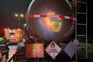 Acidente entre caminhões deixa ferido na BR-101