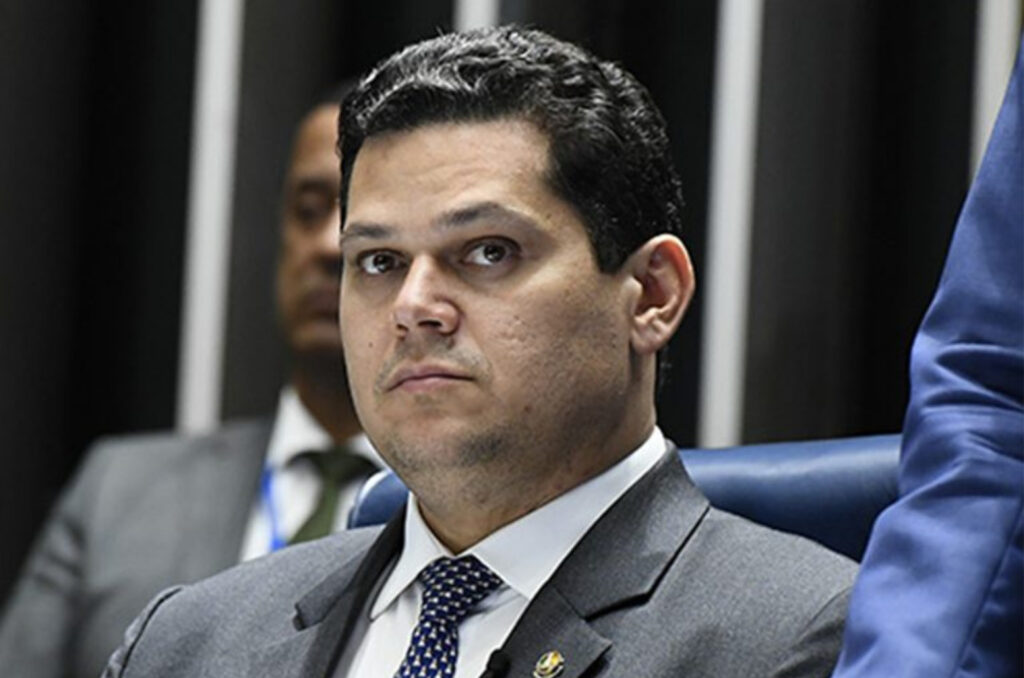 Alcolumbre faz jogo duro e barra impeachment de Moraes