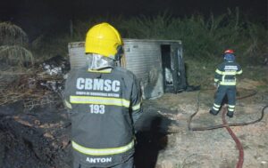 Bombeiros controlam incêndio em baú de caminhão