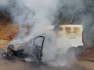 Bombeiros controlam incêndio em veículo em Blumenau