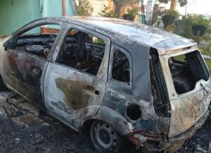 Carro é destruído por incêndio no centro de Torres