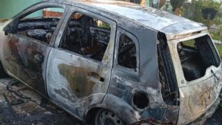 Carro E Destruido Por Incendio No Centro De Torres