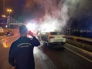 Carro pega fogo na Beira-Mar Norte em Florianópolis