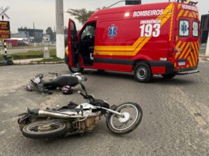 Colisão entre motos deixa duas pessoas feridas