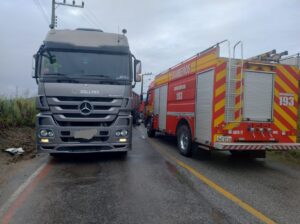 Colisão entre ônibus e caminhão deixa ferido
