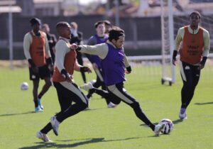 Criciúma recebe Athletico na luta pela Série B