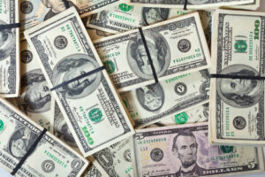 Dólar e bolsa registram ajustes no mercado