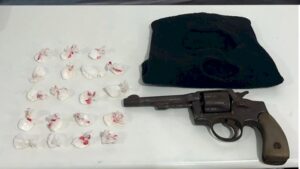 Homem é preso com arma e drogas em Paulo Lopes