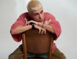 Justin Bieber compartilha vídeo de artista de Tubarão