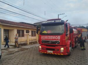 Homem morre em explosão de foguete dentro de casa em SC