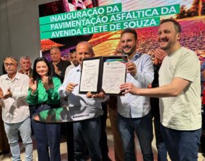 Governador inaugura asfalto em Pescaria Brava