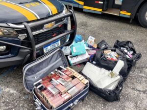 PRF apreende drogas e contrabando em ônibus na BR-101